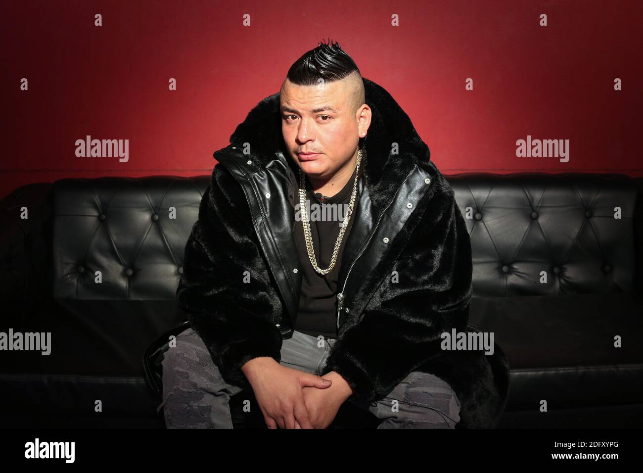 Anaheim, California, Stati Uniti. 5 Dicembre 2020. Hip hop/rapper latino Invinceable durante un'intervista alle riprese del suo ultimo video musicale "Rain Dance" con rapper Too Short al Cabaret Angels di Anaheim, California. Credito: Sheri Determan Foto Stock