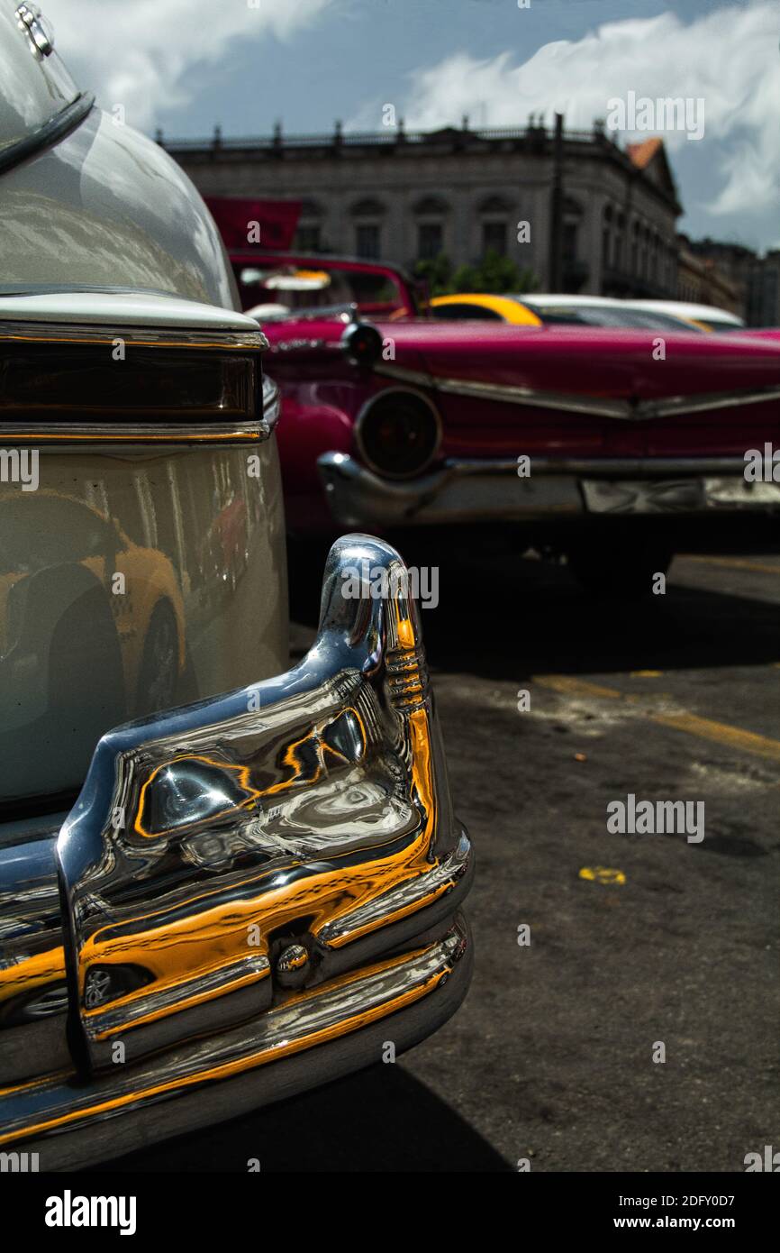 Primo piano guardando una riflessione su un paraurti cromato in una vecchia auto a la Havana, Cuba Foto Stock