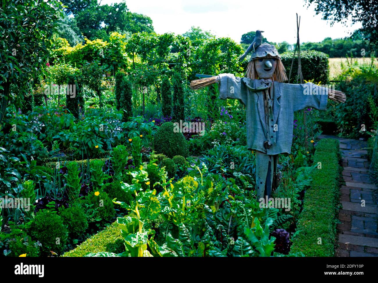 Scarecrow nel barnsley House potager Foto Stock