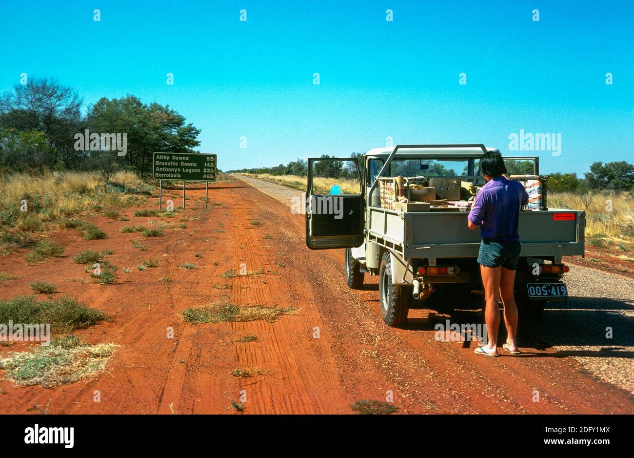 Un geologo esplorativo e il suo assistente sul campo spengono la Barkly Highway per dirigersi a nord nel remoto paese del Golfo, Northern Territory, Australia, nel 1975. Due decenni dopo il deposito di piombo di zinco di classe mondiale McArthur River vicino Borroloola è stato commercializzato da altri interessi. Foto Stock