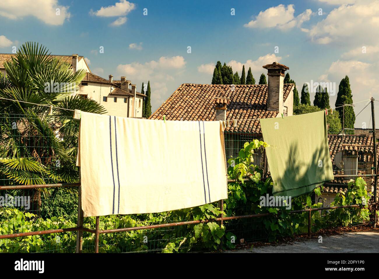 Scorcio del panorama dell'antico borgo di Asolo. Vestiti appesi al sole. Treviso, Italia Foto Stock