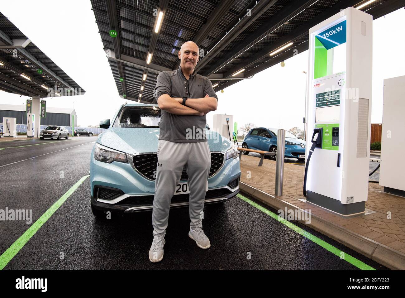 USO EDITORIALE SOLO Brian Cooke, da Essex è uno dei primi clienti a caricare la sua auto elettrica presso il recentemente inaugurato GRIDSERVE, il primo Forecourt elettrico del Regno Unito, Essex. Foto Stock