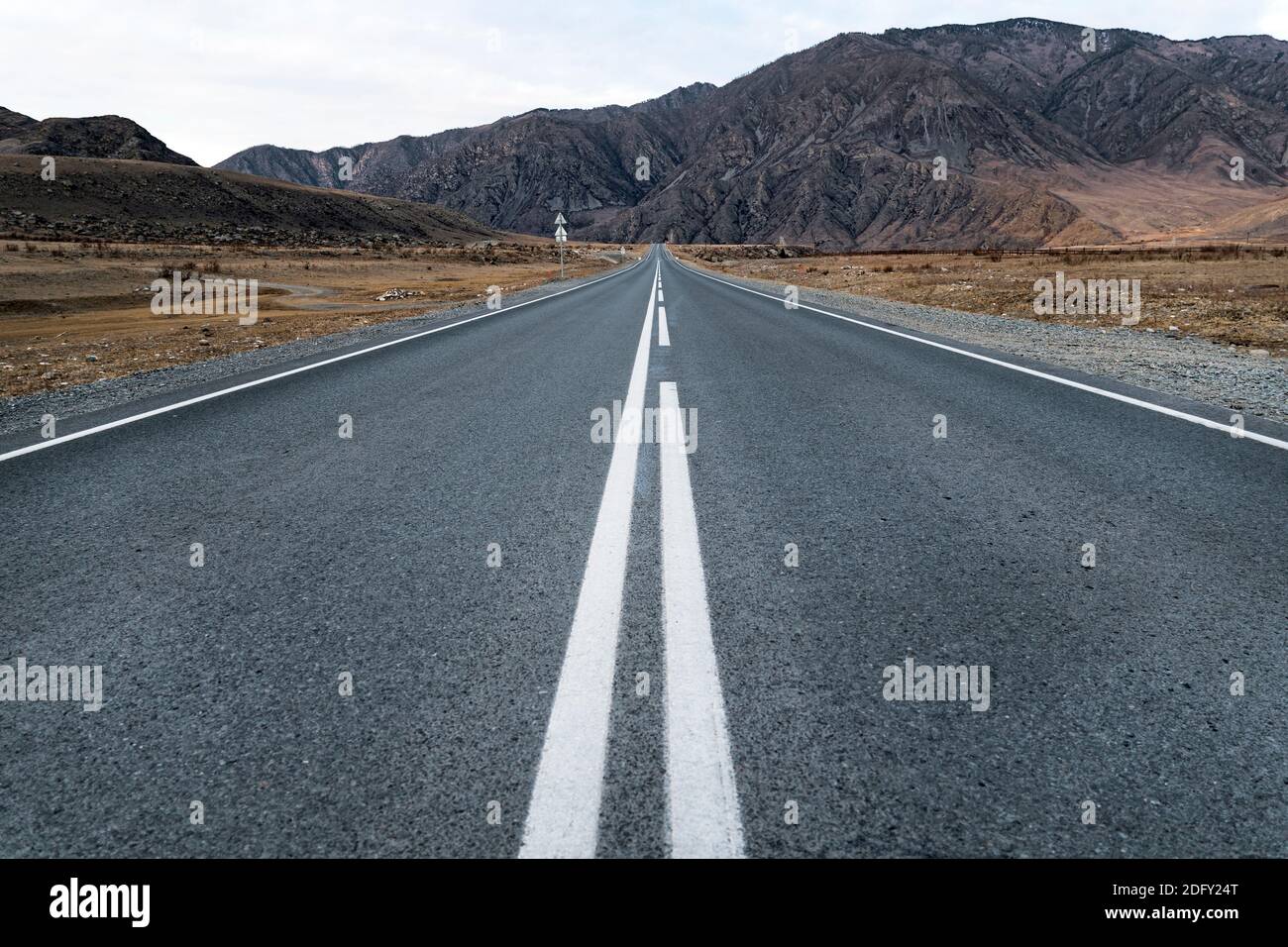 Lungo la strada che si allunga nel la distanza Foto Stock