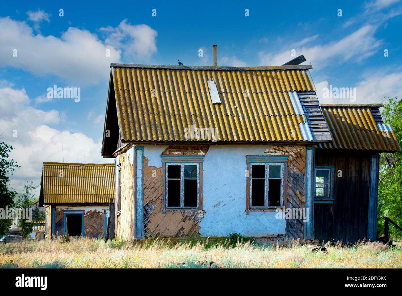 Antica terra di argilla samana abbandonata e casa di legno in un villaggio di Russia. Foto Stock