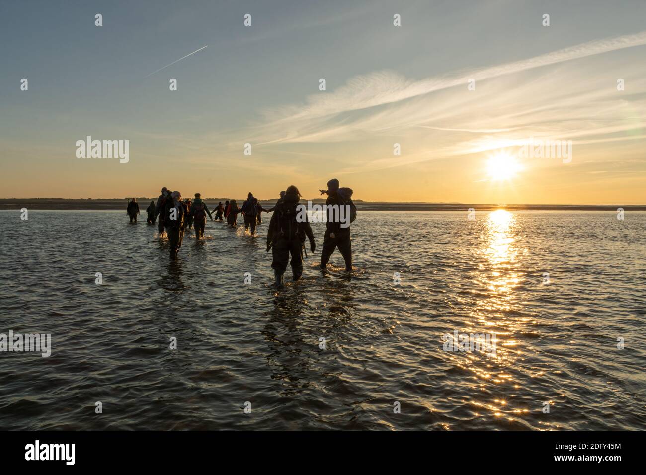 Norddorf, Germania - 16 ottobre 2020: Camminando attraverso il mare da Amrum a Föhr durante l'alba Foto Stock