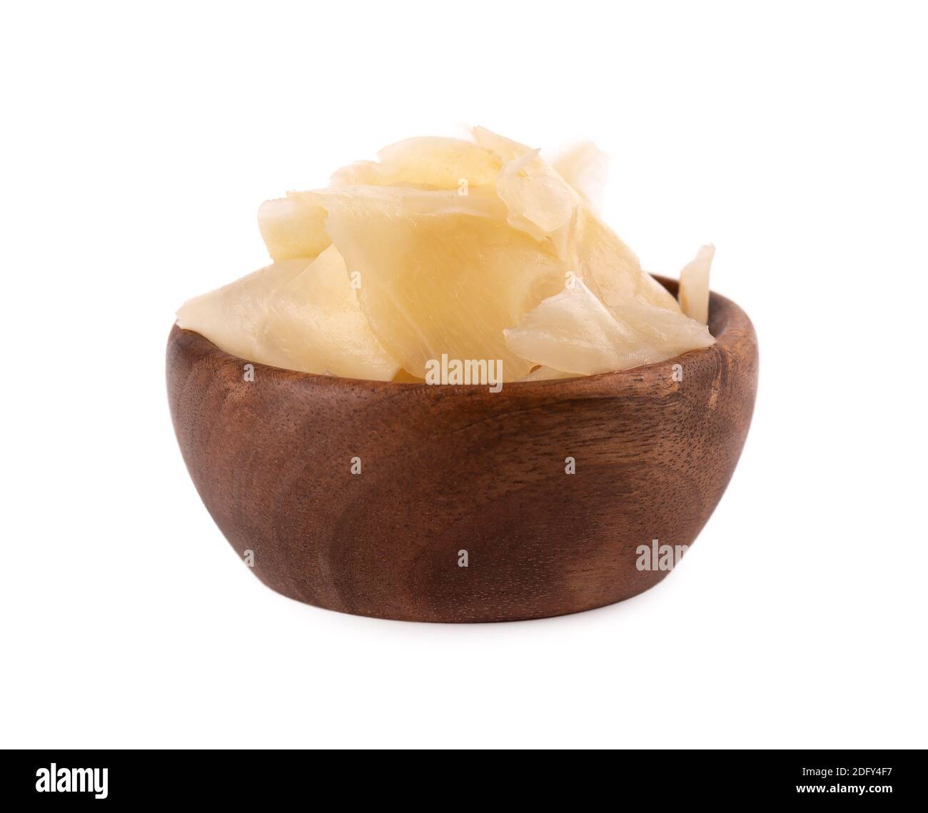 Fette di zenzero sottaceto in ciotola di legno, isolate su sfondo bianco. Foto Stock