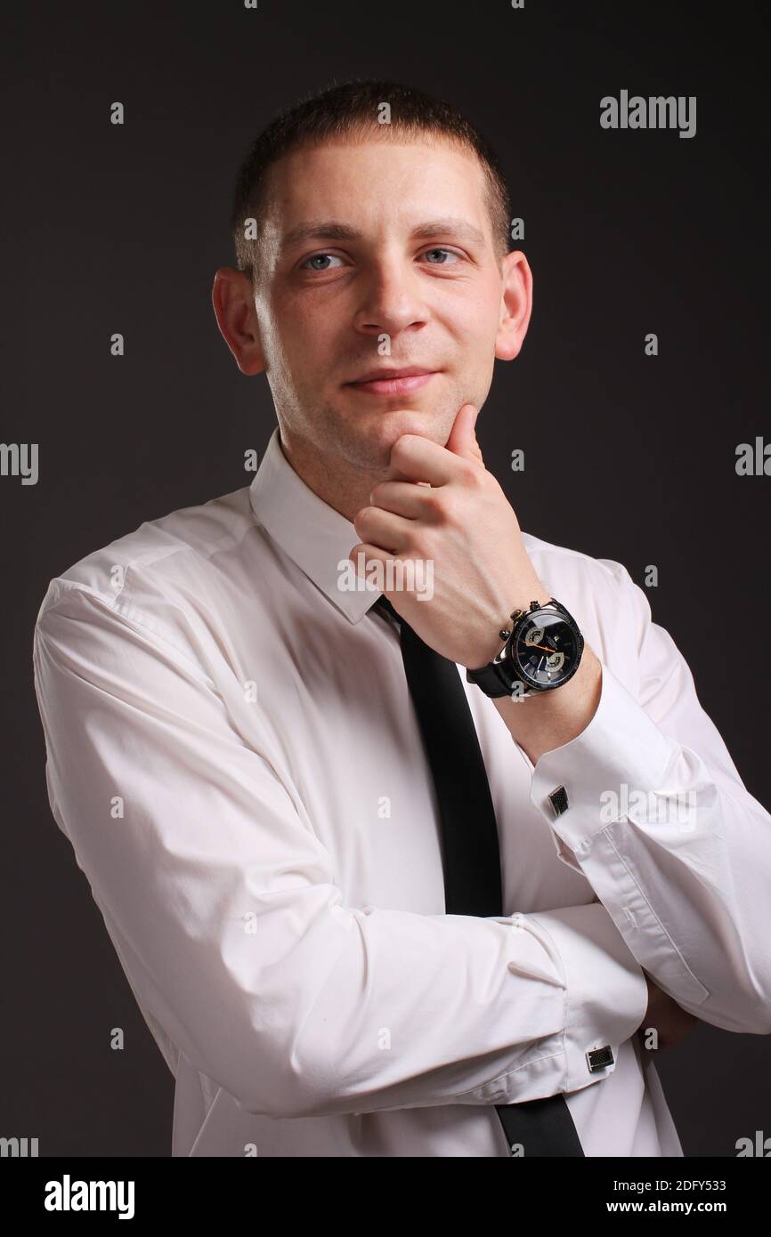 Business, tecnologia, Internet e concetto di networking. Giovane bell'uomo su sfondo grigio sorridente Foto Stock