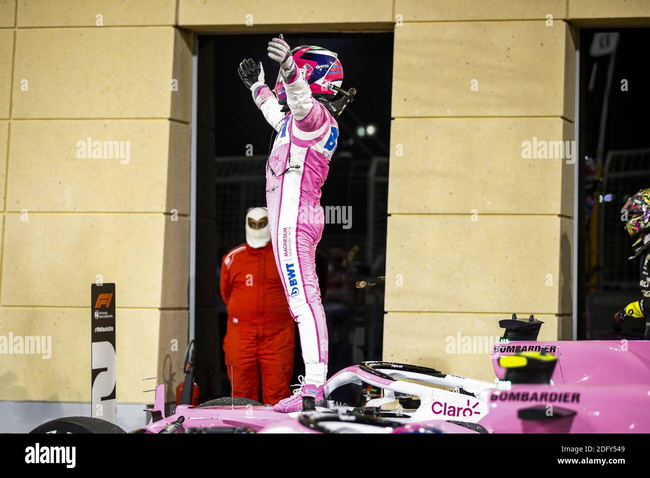 PEREZ Sergio (mex), Racing Point F1 RP20, ritratto che celebra la sua prima vittoria durante la Formula 1 Rolex Sakhir Grand Prix/LM Foto Stock