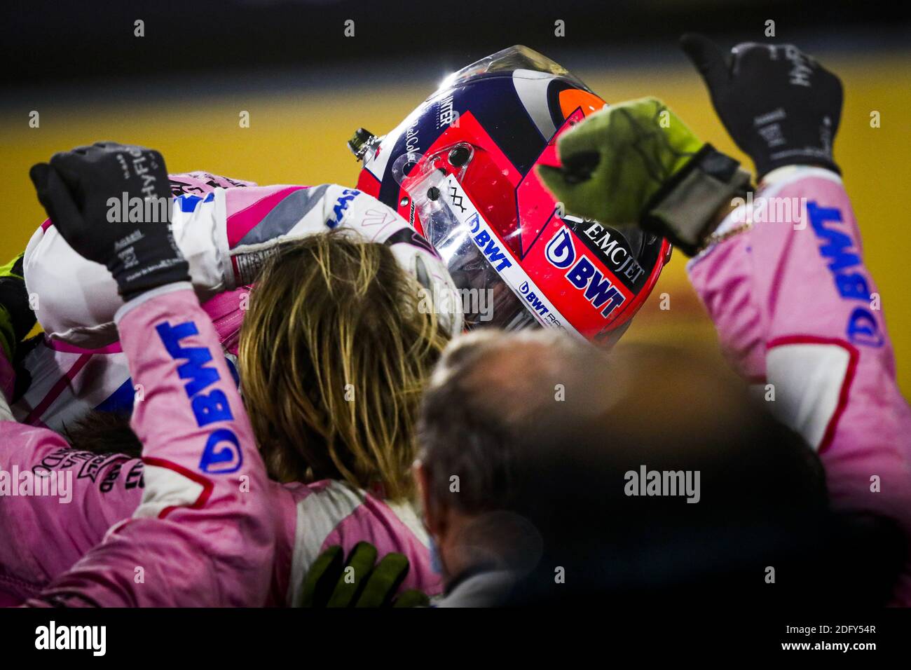 PEREZ Sergio (mex), Racing Point F1 RP20, ritratto che celebra la sua prima vittoria durante la Formula 1 Rolex Sakhir Grand Prix/LM Foto Stock