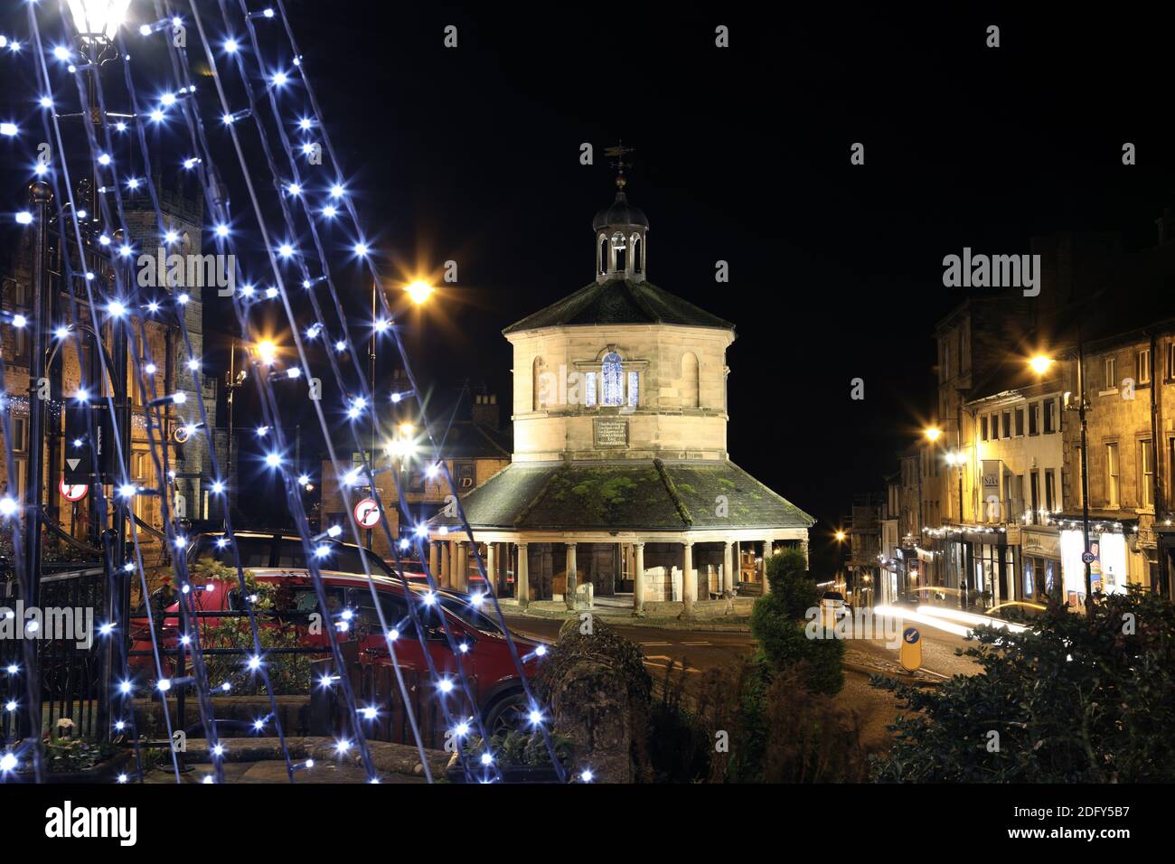 Luci di Natale e il mercato del burro (Market Cross) nel Castello di Barnard, County Durham, Regno Unito Foto Stock