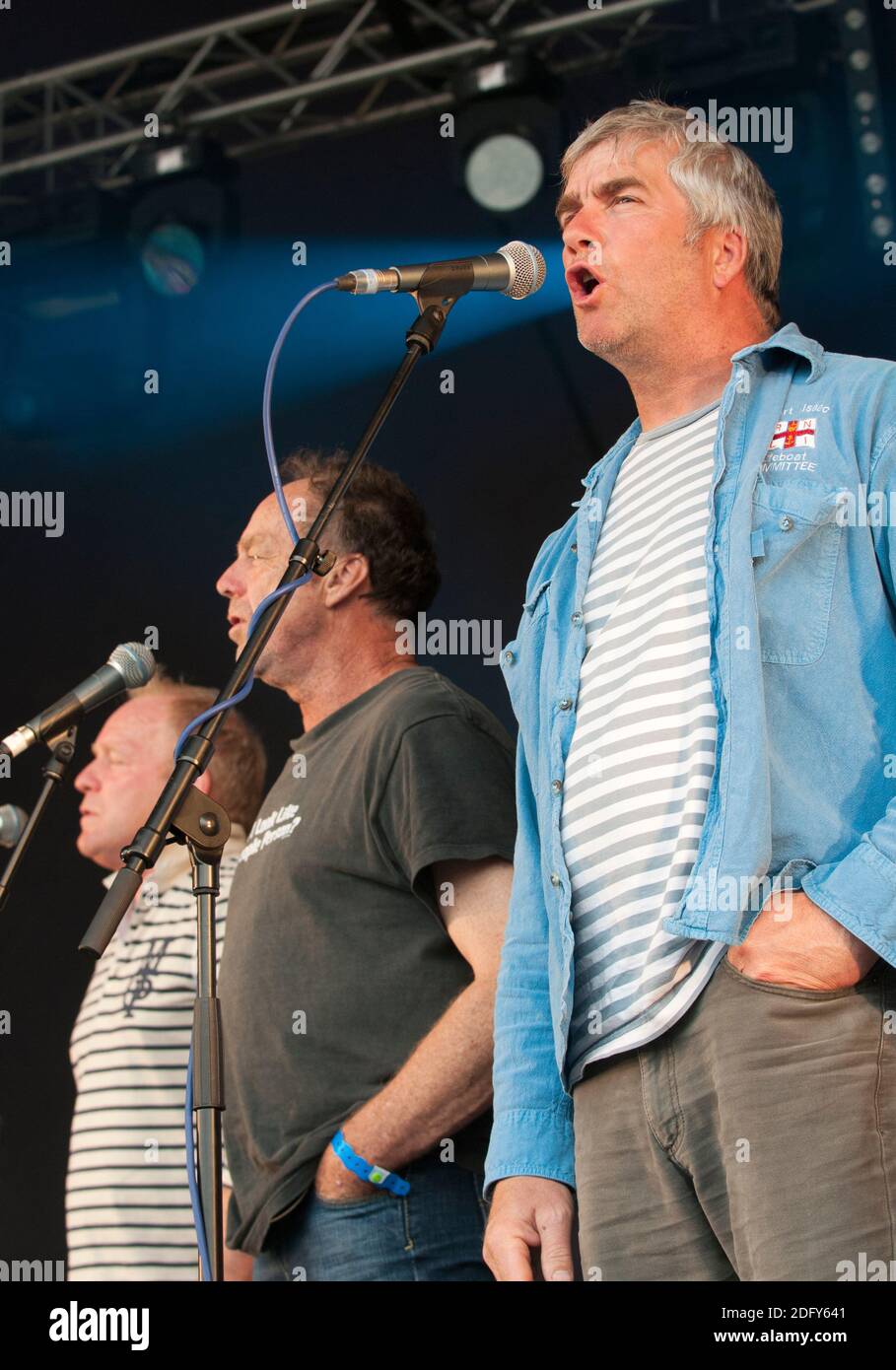 John B di Port Isaac's Fisherman's Friends che si esibisce al Wychwood Festival, nel Regno Unito, nel 2012 Foto Stock