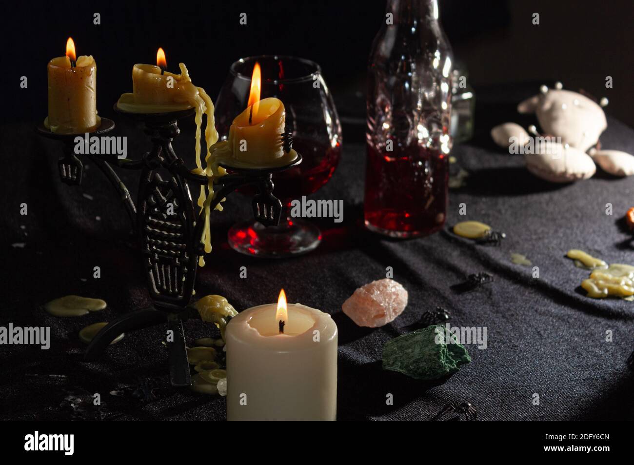 Un flacone di liquido rosso come sangue e un bicchiere. Pozione magica. Il concetto di maghi, stregoneria e magia. Halloween. Foto Stock