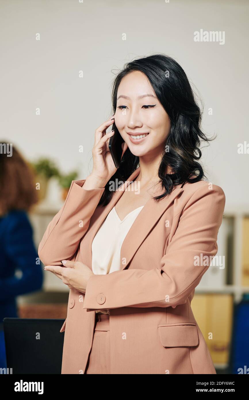Donna d'affari asiatica di successo Foto Stock
