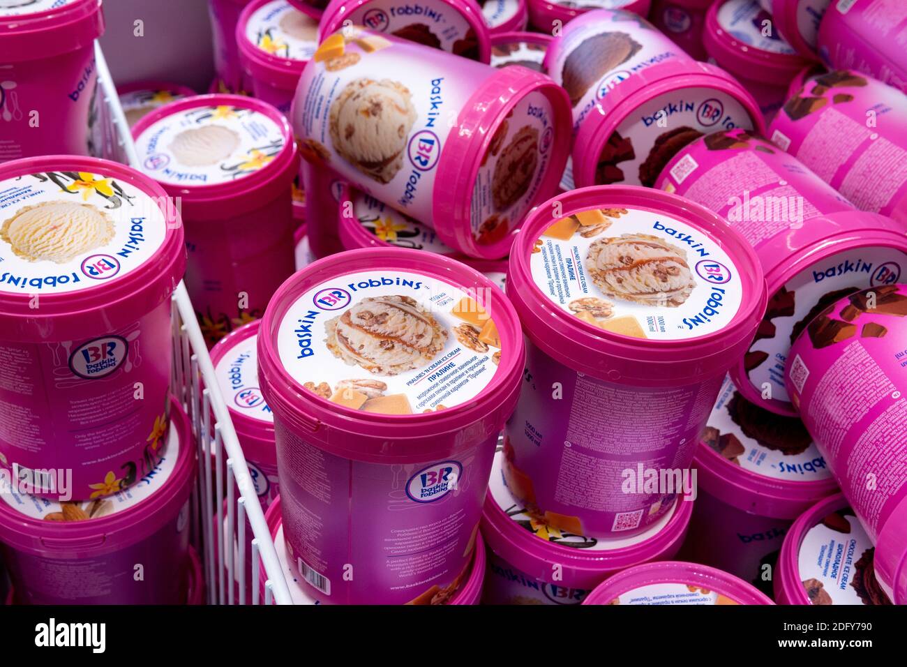 Tyumen, Russia-07 novembre 2020: gelato baskin robbins da vendere in frigorifero. Vendita di merci su scaffali ipermercati Foto Stock
