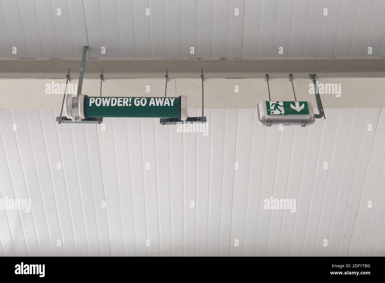 Segnale di uscita di emergenza e segnale di allontanamento della polvere. Attrezzature di sicurezza di emergenza Foto Stock
