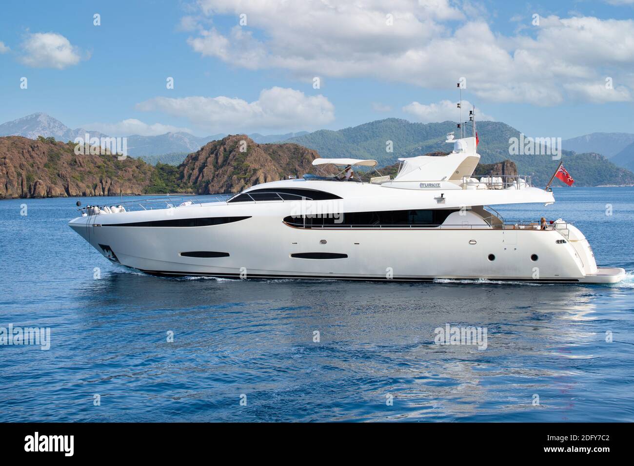 Marmaris, Turchia Novembre 2020: Yacht di lusso nel Mar Mediterraneo. Yacht si muove lungo l'isola in mare Foto Stock