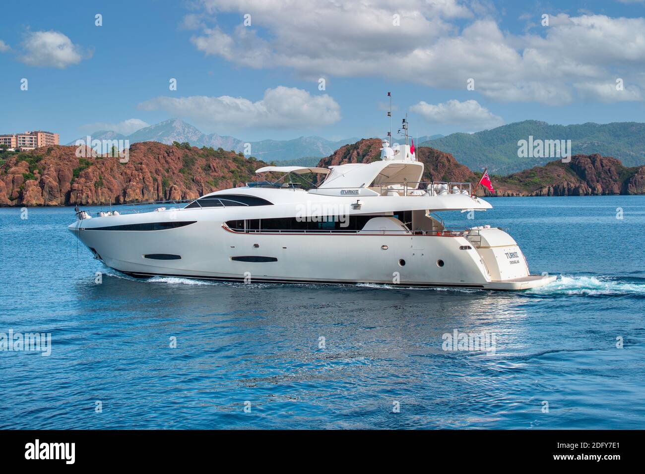 Marmaris, Turchia, 28 novembre 2020: Yacht bianco in mare sullo sfondo di isola e montagne. Seascape con yacht da diporto Foto Stock