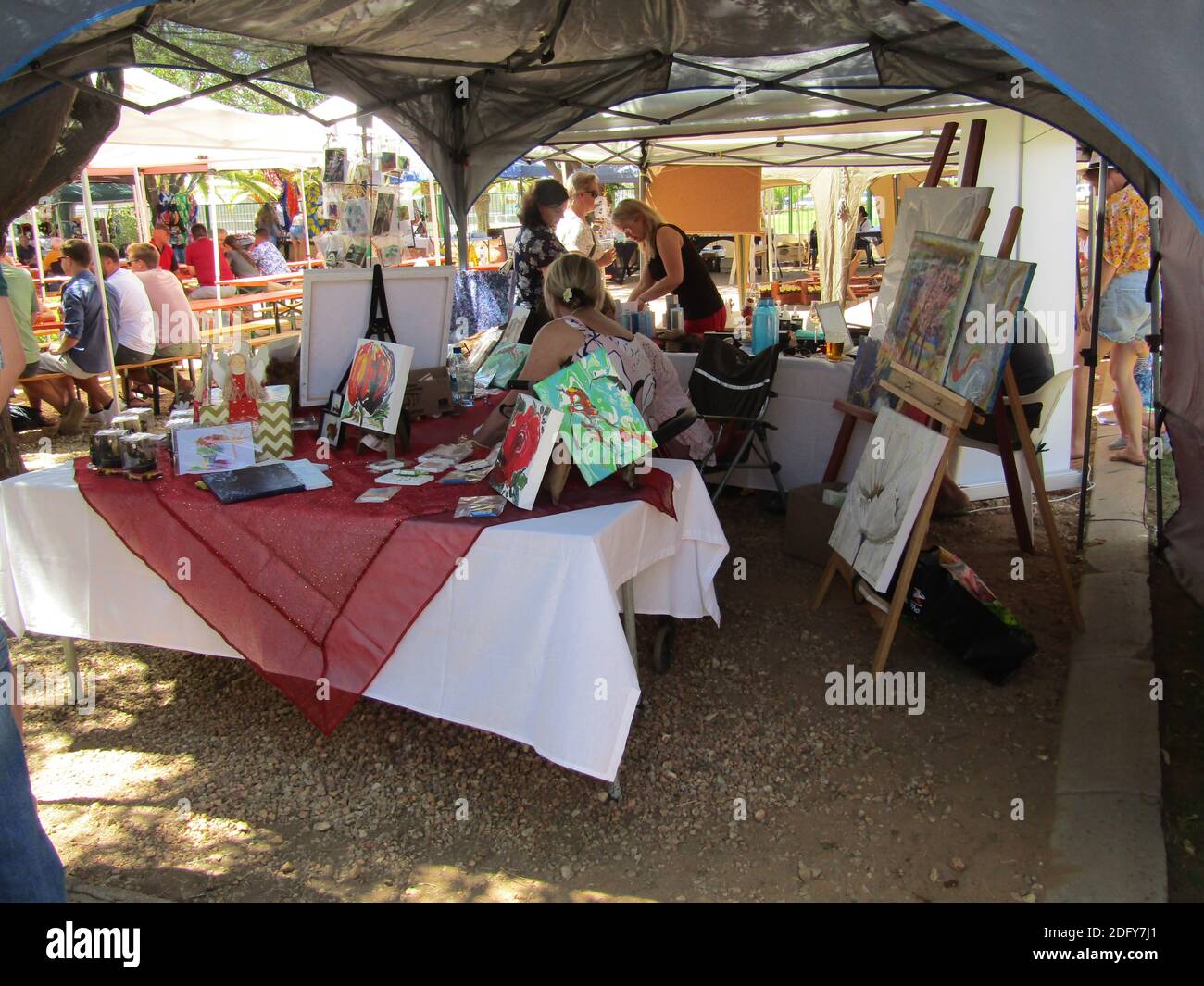 (201207) -- WINDHOEK, 7 dicembre 2020 (Xinhua) -- Foto scattata il 5 dicembre 2020 mostra gli articoli d'arte in vendita ad un mercato mentre la stagione festiva si avvicina a Windhoek, capitale della Namibia. Il mercato mensile funge da piattaforma di vendita per le piccole e medie imprese (PMI) e per vari imprenditori. (Foto di Musa C Kaseke/Xinhua) Foto Stock