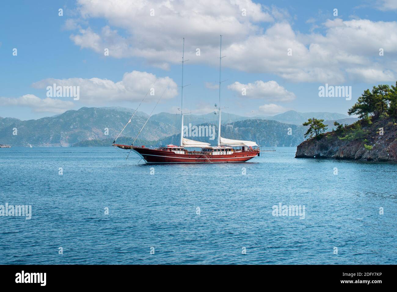 New Providence, Nassau, 29 novembre 2020: Nave a vela di lusso, due alberi, ancorata in isola tropicale esotica con mare turchese. Vacanze in Th Foto Stock