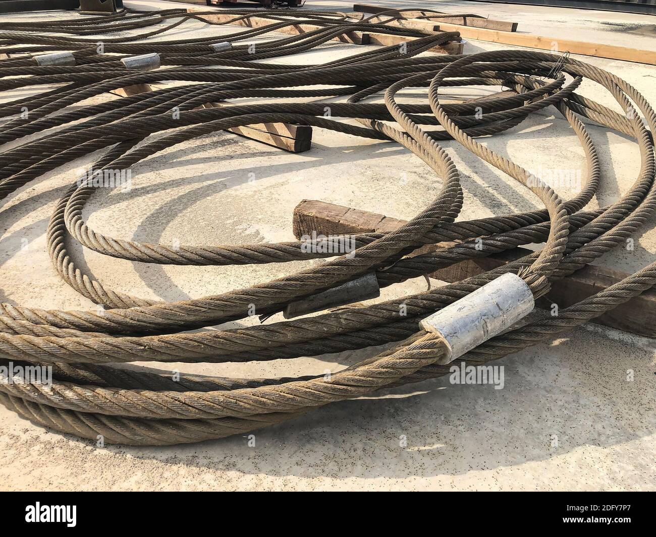 Cavi in acciaio spiralato di macchine di sollevamento. Parti di gru in  magazzino esterno Foto stock - Alamy