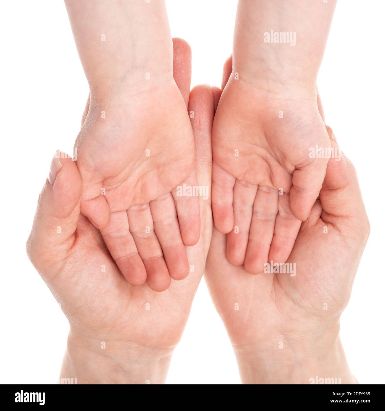 Bambina che le mostra le mani con palme fino a lei madre dopo il lavaggio - misure di protezione di base contro la diffusione di concetto di epidemia di coronavirus Foto Stock