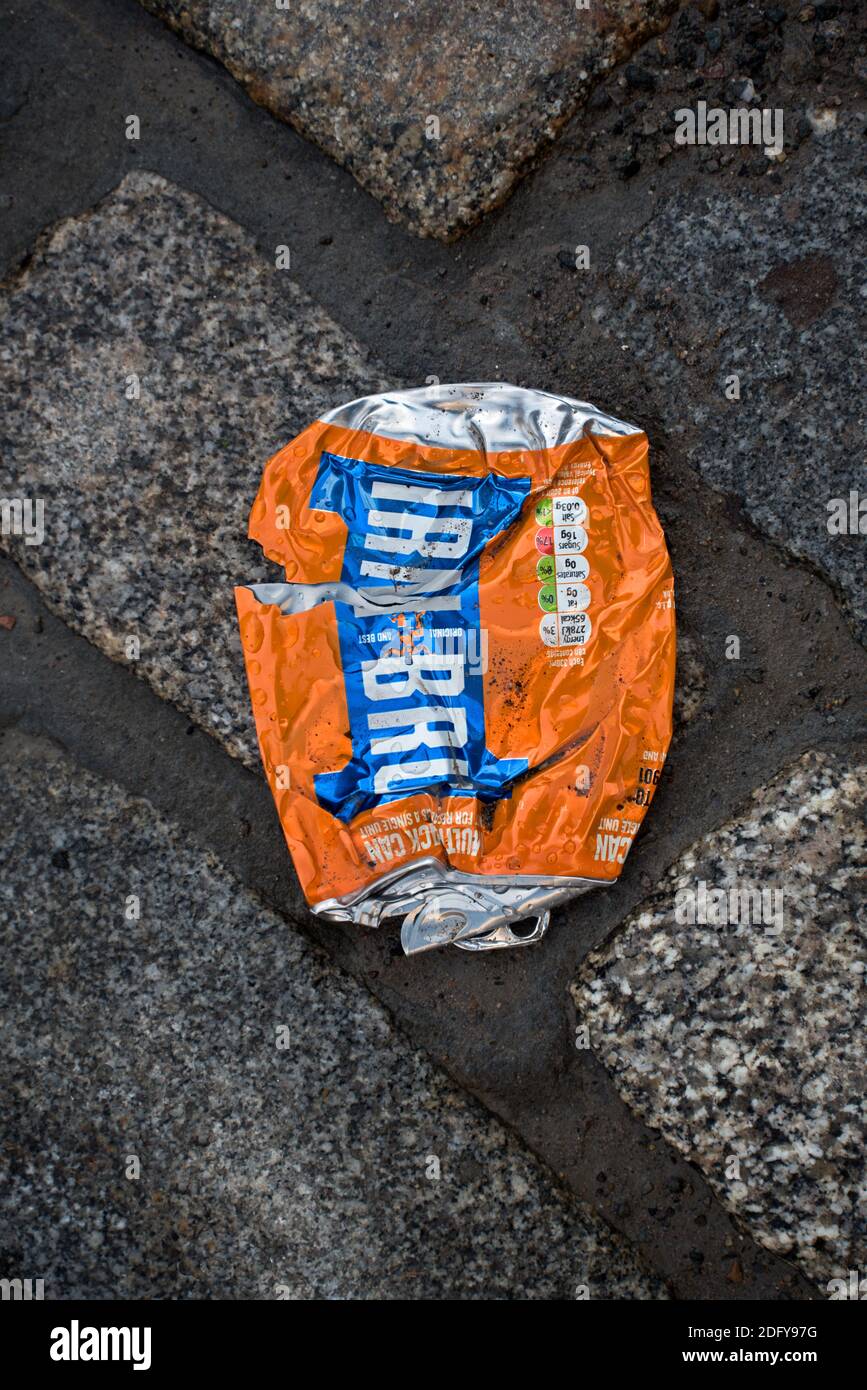 Lattina di Irn Bru schiacciata. Foto Stock