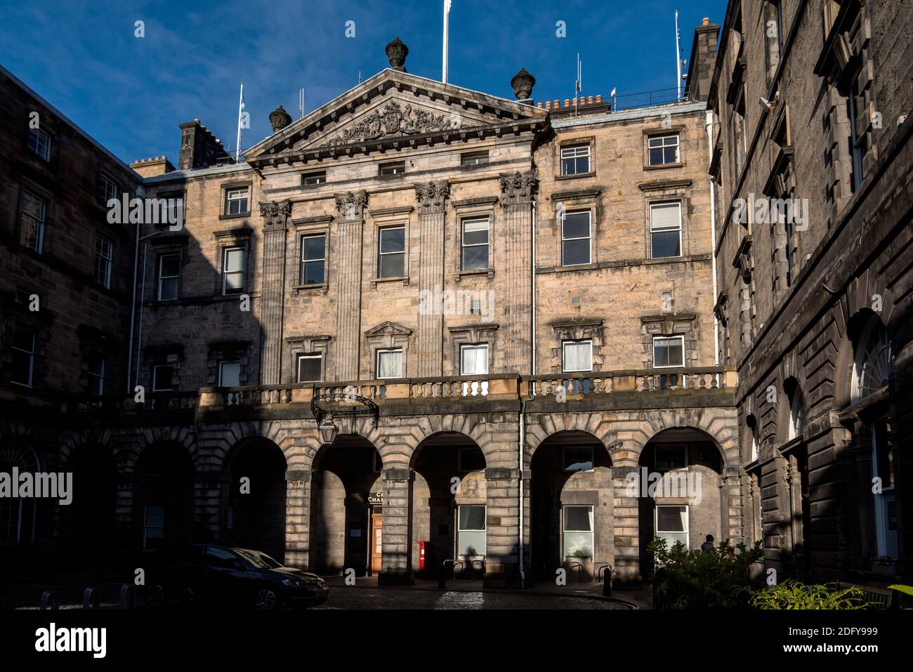 La facciata di Edinburgh City Chambers sul Royal Mile, Edimburgo, Scozia, Regno Unito. Foto Stock