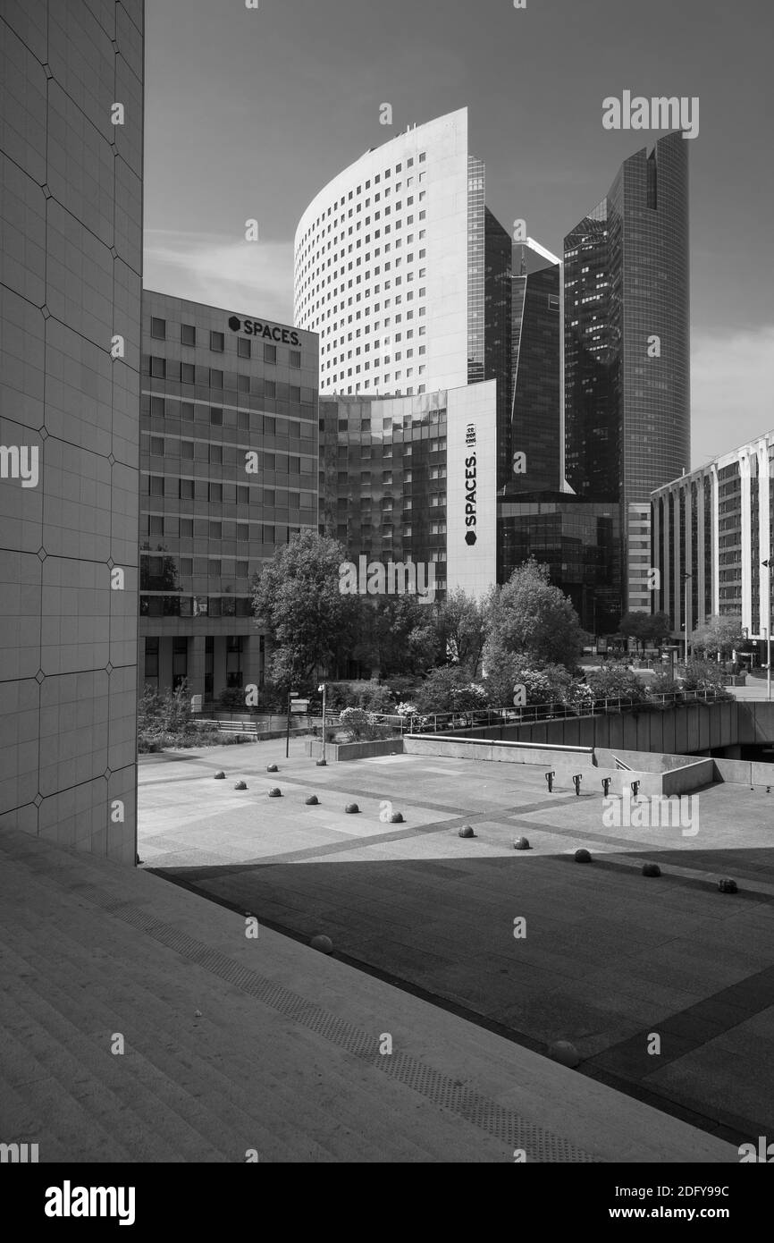 Quartiere commerciale la Defense a Parigi, Francia. Grattacieli moderni sullo sfondo Foto Stock