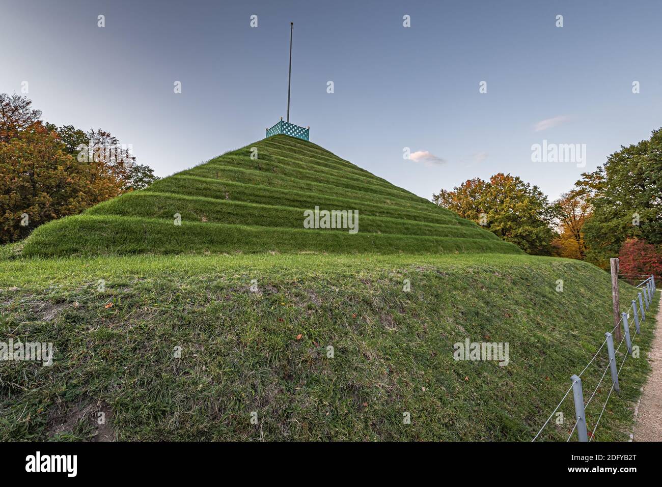Piramide di terra a Branitz Park nel mese di ottobre Foto Stock