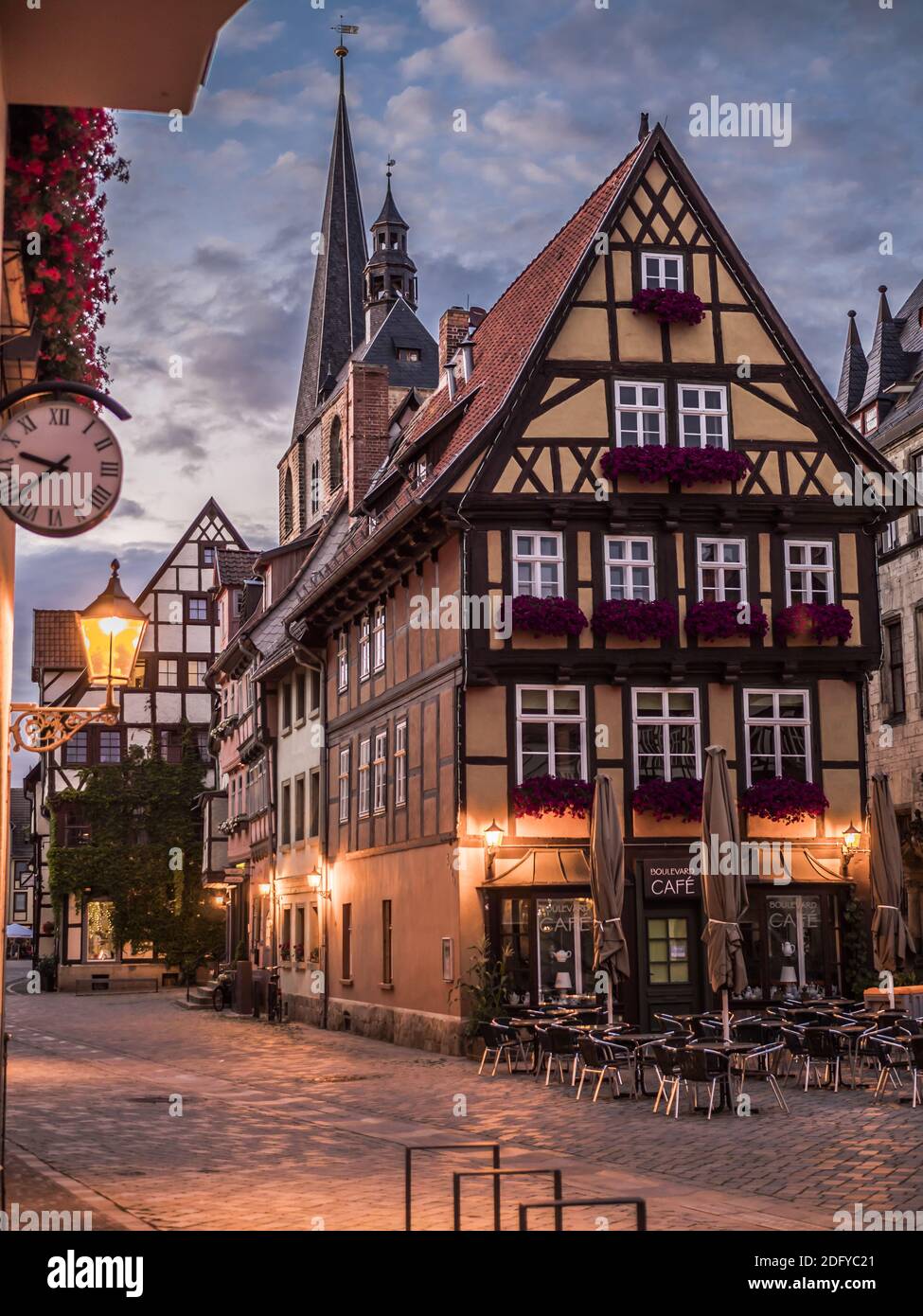 Casa a graticcio in Quedlinburg sul mercato Foto Stock