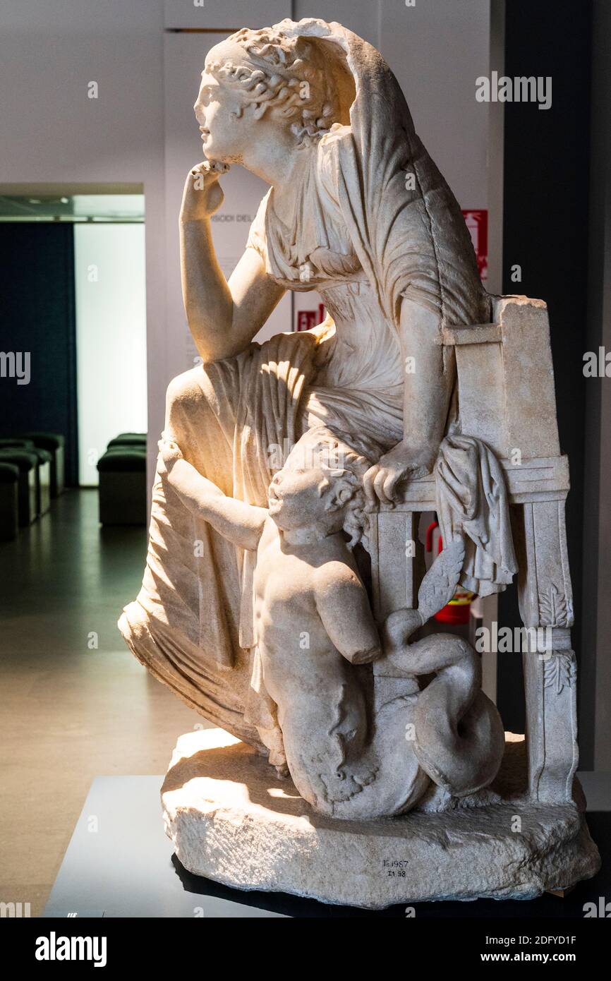 All'interno del Palazzo massimo, Museo Nazionale Romano di Roma. Scultura di una donna seduta con un mezzo bambino serpente figura accanto a lei. Foto Stock