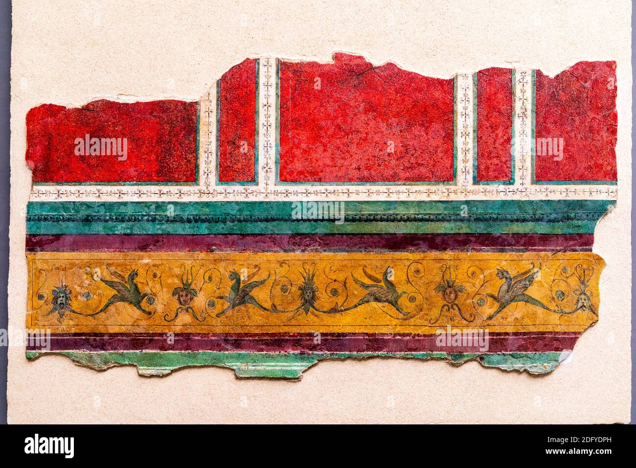 Dettaglio del bordo inferiore con creature mistiche alate e volti, su un affresco sulla parete di una camera da letto della Villa della Farnesina. Palazzo massimo. Foto Stock