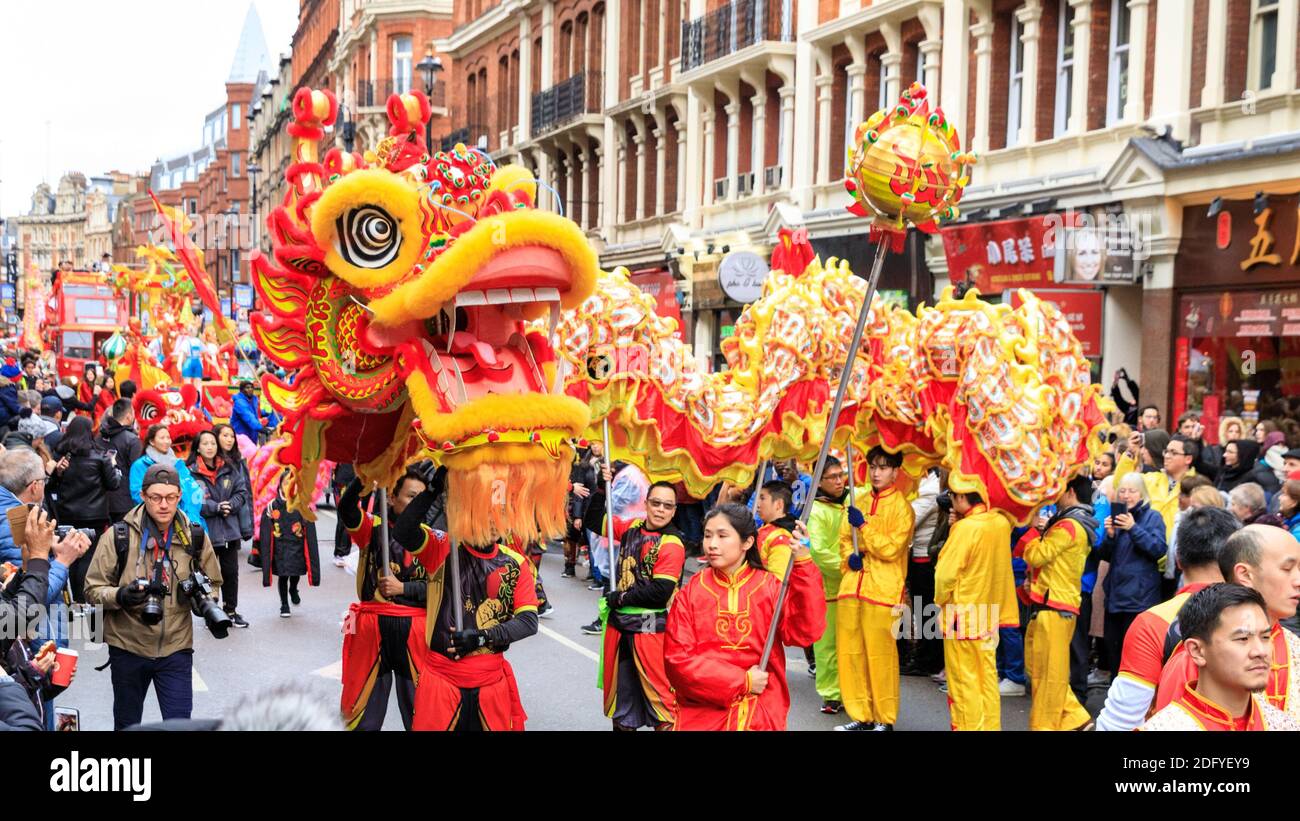 Danza del drago. Festeggiamenti e sfilate di Capodanno cinese, artisti al festival di Chinatown, Londra, Regno Unito Foto Stock