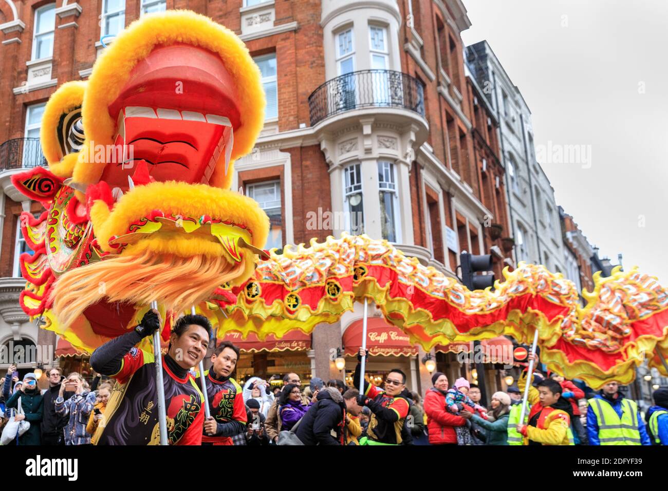 Danza del drago. Festeggiamenti e sfilate di Capodanno cinese, artisti al festival di Chinatown, Londra, Regno Unito Foto Stock