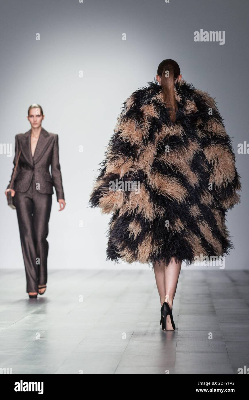 Modello in disegno grafico cappotto di piume di struzzo, Mars Collection, Nicholas Oakwell show, London Fashion Weekend , 2014 Foto Stock