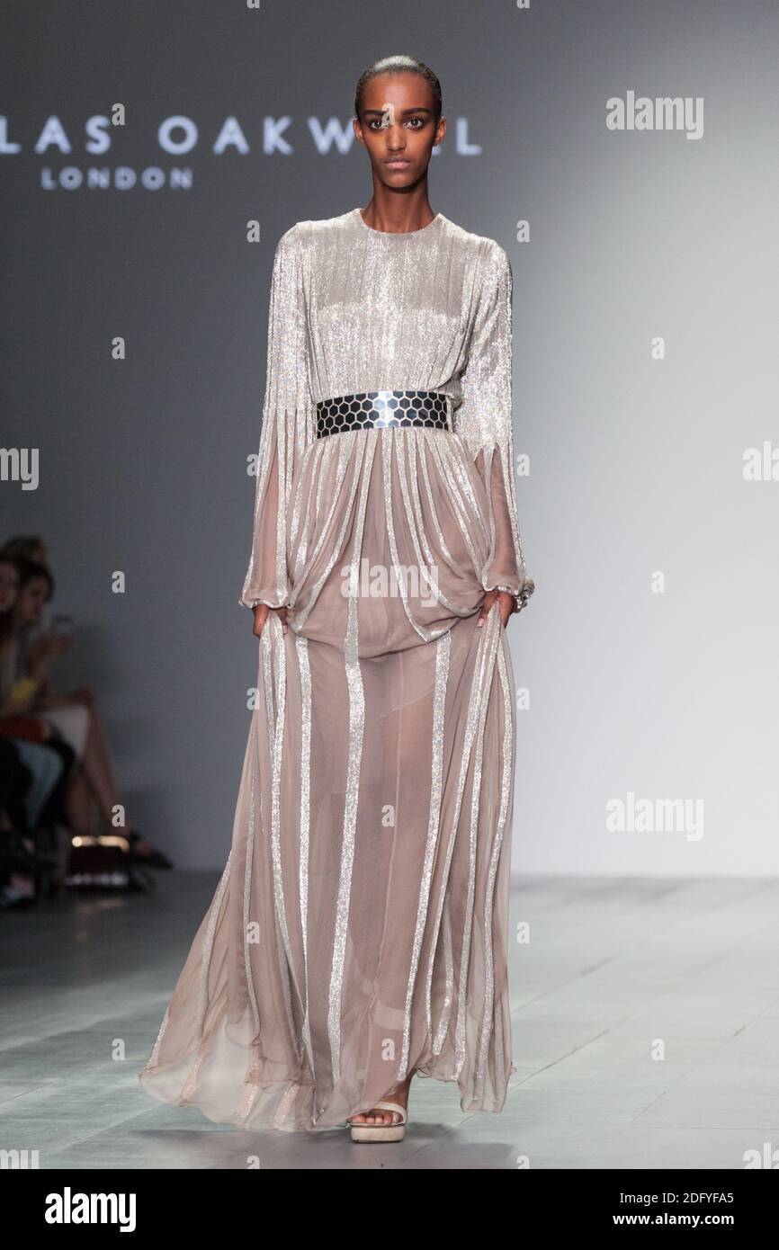 Modello in abito plissettato, in perline, Mars Collection, Nicholas Oakwell show, London Fashion Weekend, 2014 Foto Stock