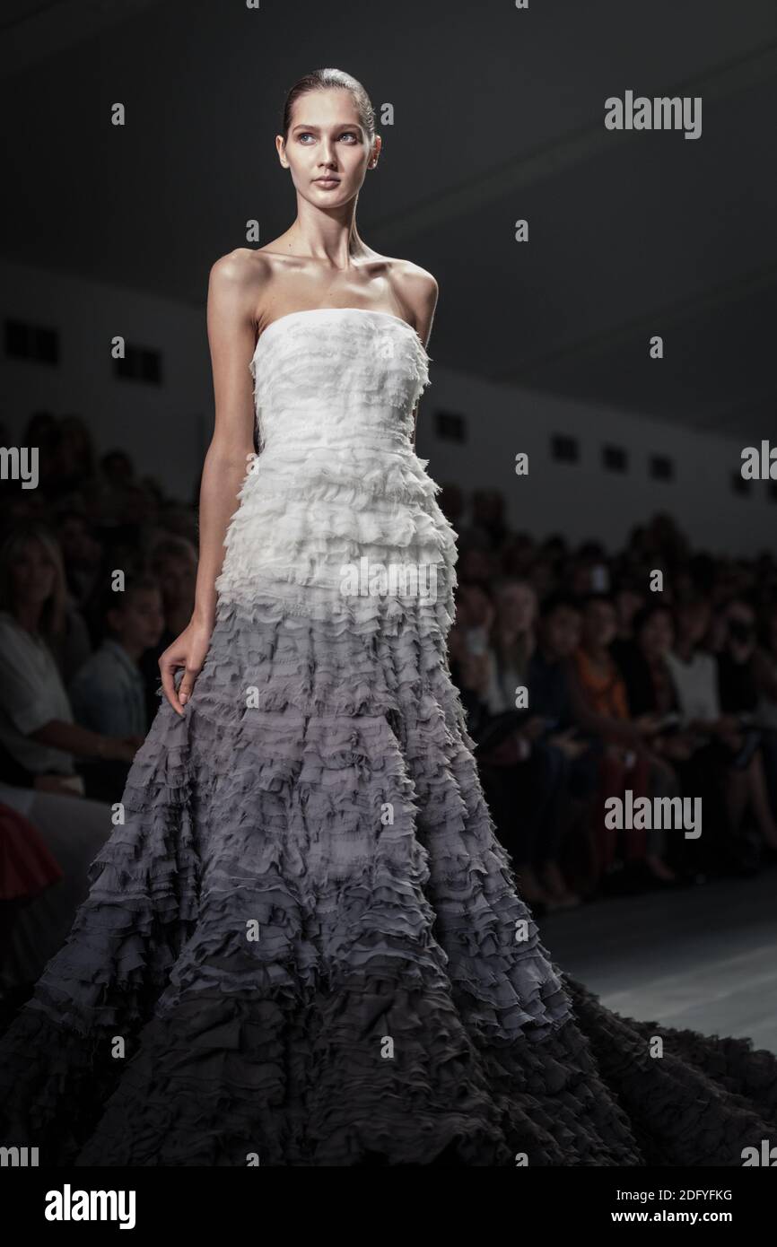 Modello in abito da sera a ruffle monocolore, spettacolo Nicholas Oakwell, London Fashion Weekend , 2014 Foto Stock