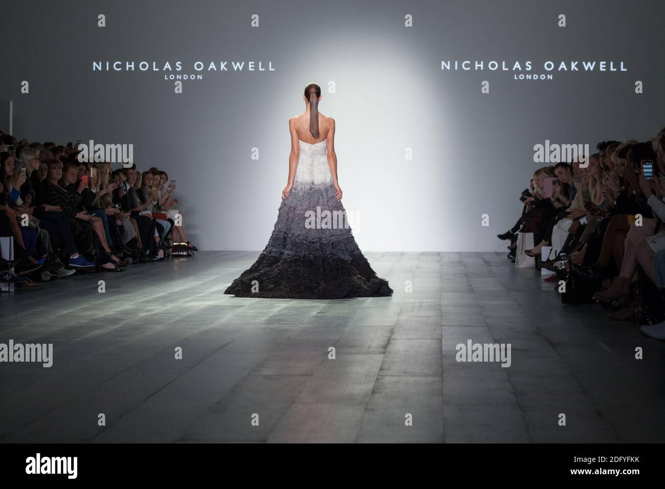 Modello in abito da sera a ruffle monocolore, spettacolo Nicholas Oakwell, London Fashion Weekend , 2014 Foto Stock