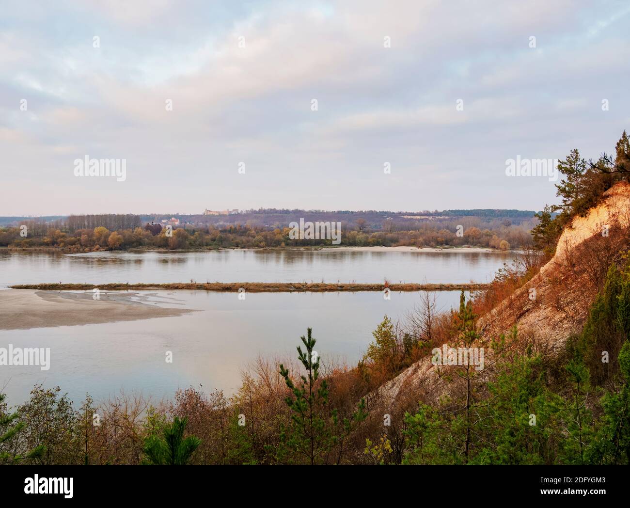 Vista sul fiume Vistola verso Janowiec, tramonto, Lublin Voivodato, Polonia Foto Stock