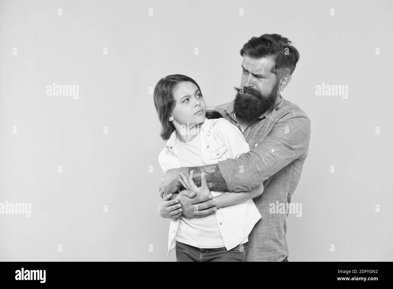 Relazioni familiari. Capacità di comunicazione. Forte amicizia. Padre e figlia insieme. Bambini e padre migliori amici. Genitorialità e infanzia. Concetto di giorno dei padri. Bel padre e carino bambino. Foto Stock