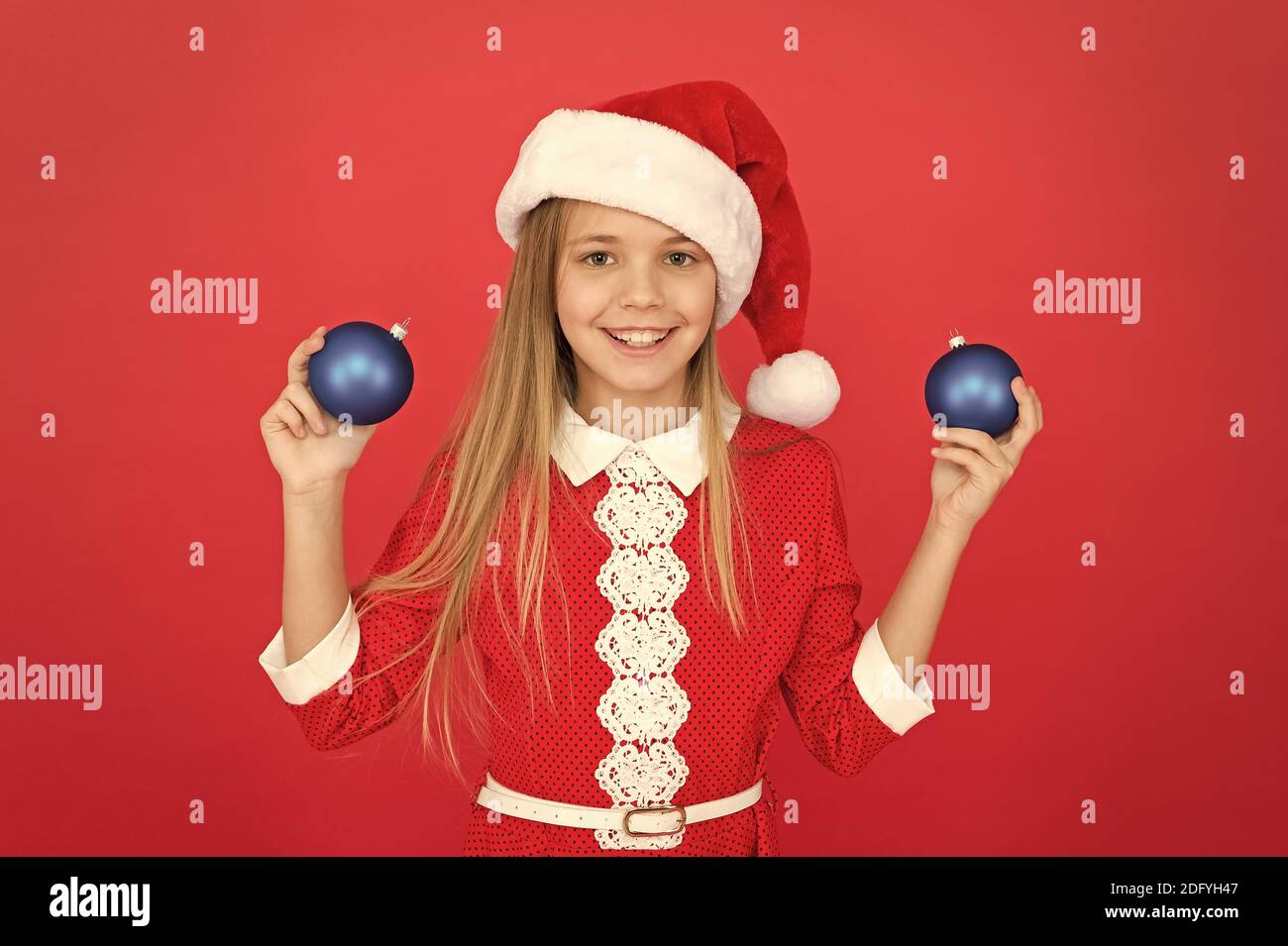 Pallina di natale decor. Natale che decora le idee per la stanza dei ragazzi. Bambino costume rosso tenere ornamento di Natale. La prima si è shop per decorazioni, il più economico saranno. Creare decorazioni uniche. Foto Stock