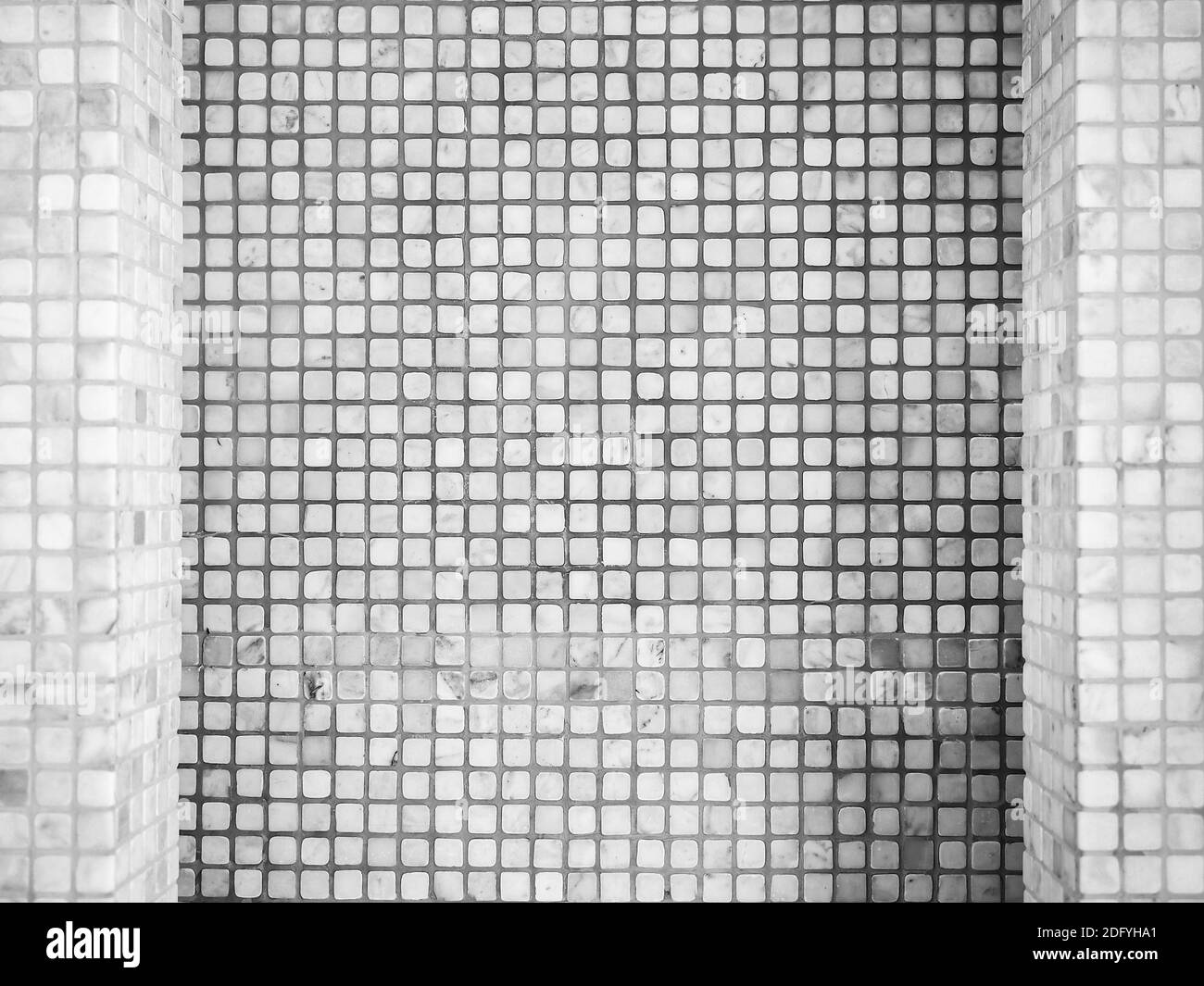 Bianco marmo griglia sfondo parete. Quadrato astratto con piccolo di molti angoli arrotondati piastrelle modello di texture ripetuto sfondo. Foto Stock