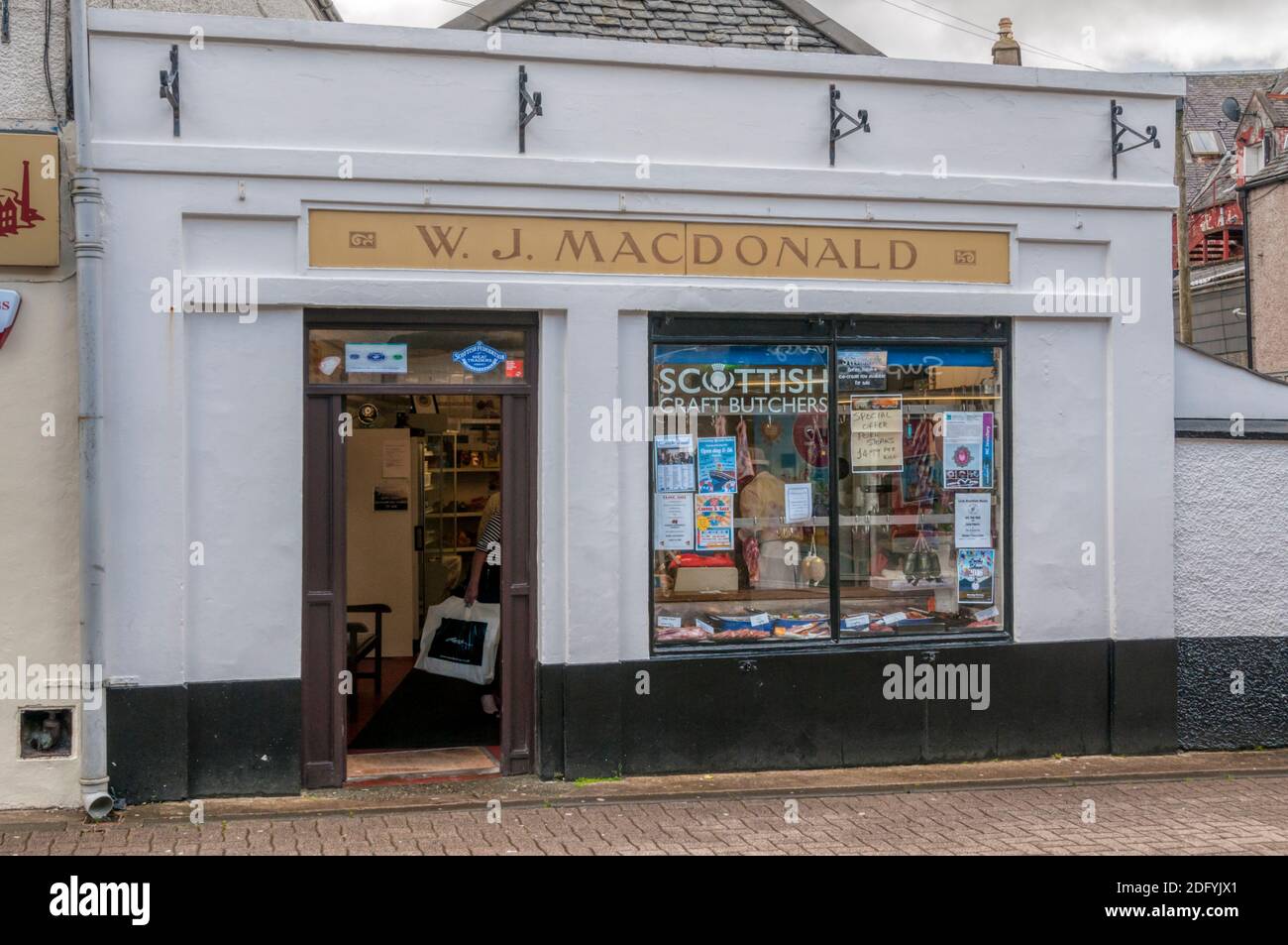Il negozio di W. J. Macdonald, macellai artigianali scozzesi a Stornoway sull'isola di Lewis nelle Ebridi esterne. Foto Stock