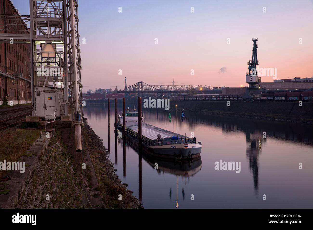 Stazione di carico presso il mulino EllMill nel porto del Reno nel distretto Deutz, nave da carico, Colonia, Germania. Foto Stock
