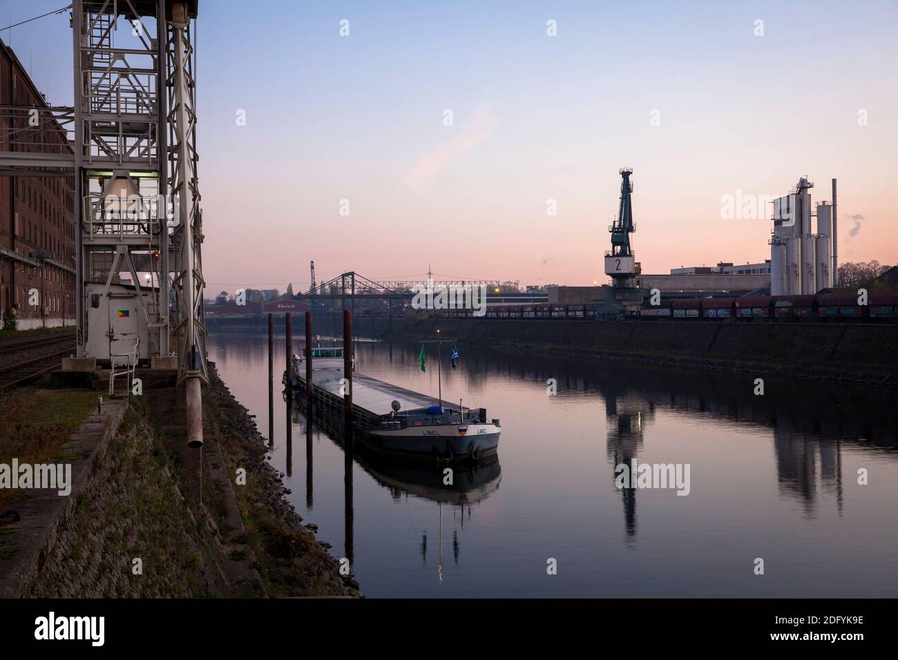 Stazione di carico presso il mulino EllMill nel porto del Reno nel distretto Deutz, nave da carico, Colonia, Germania. Foto Stock