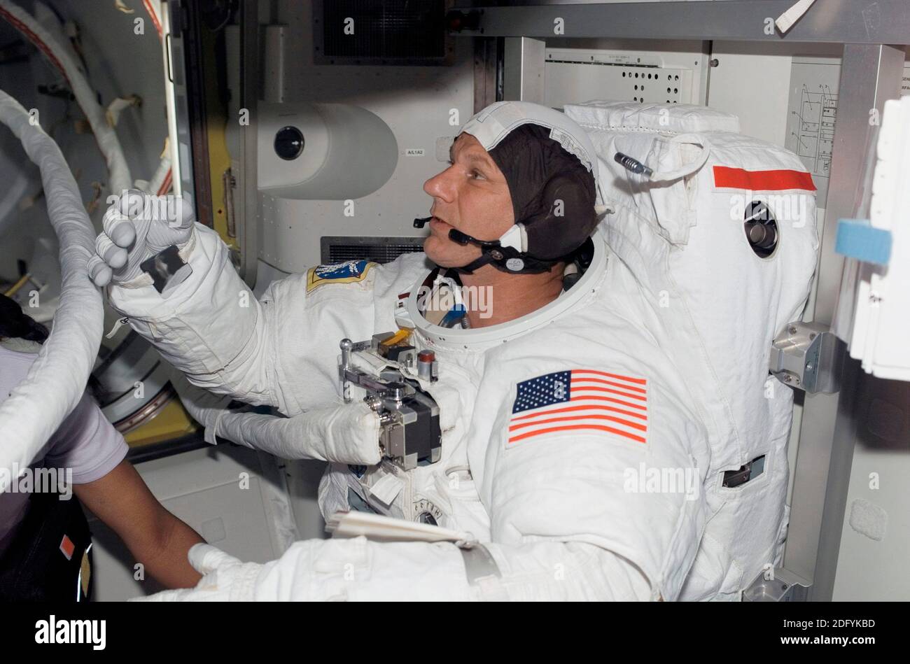 ISS - 08 luglio 2006 - si prepara l'astronauta Piers J Sellers, specialista di missione STS-121, attirato nel suo extravehicular Mobility Unit (EMU) Foto Stock