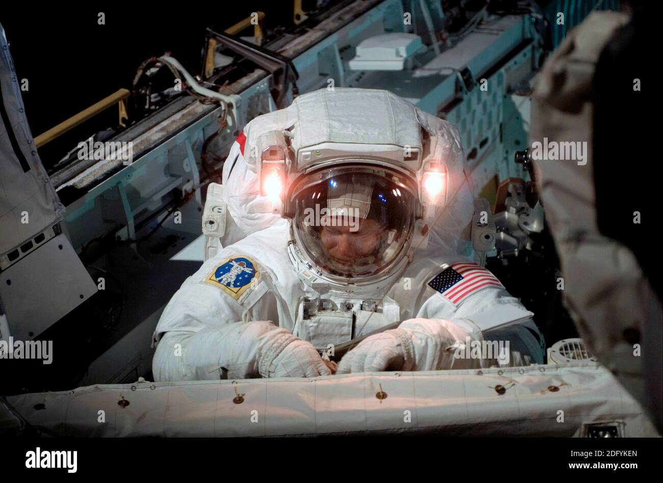ISS - 08 luglio 2006 - l'astronauta Piers J Sellers, specialista della missione STS-121, lavora su una sezione della Stazione spaziale Internazionale durante la missione Foto Stock