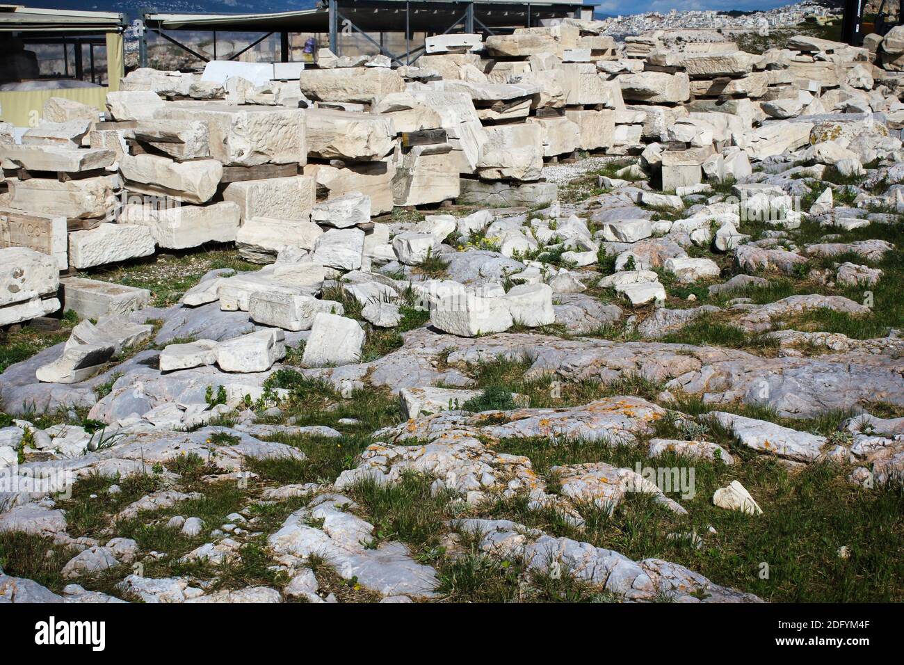 Vista del sito archeologico dell'Acropoli con pietre antiche sullo sfondo - Atene, Grecia, 5 febbraio 2020. Foto Stock