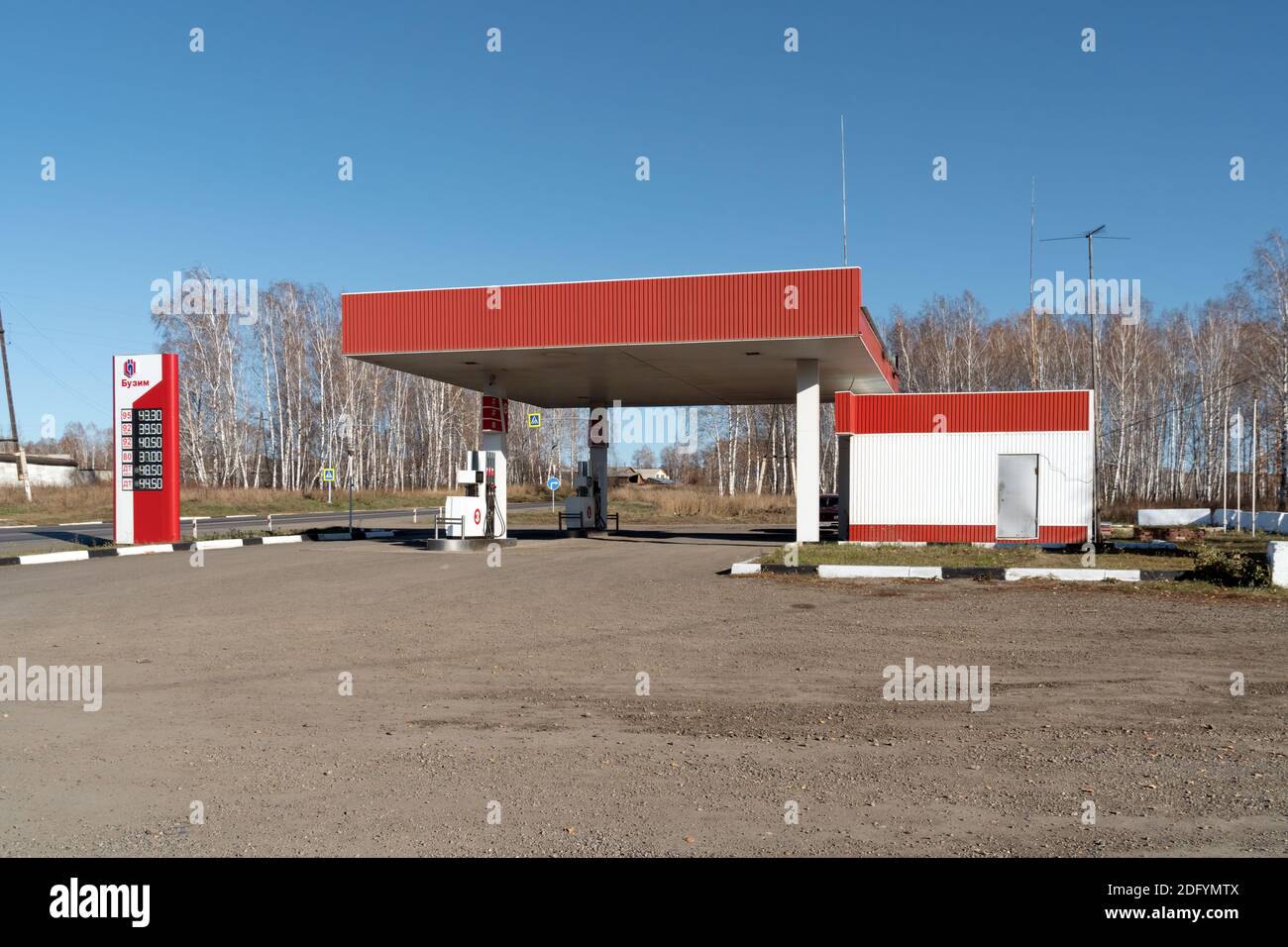 Il distributore di benzina stradale si trova sull'autostrada in una giornata soleggiata in autunno. Foto Stock