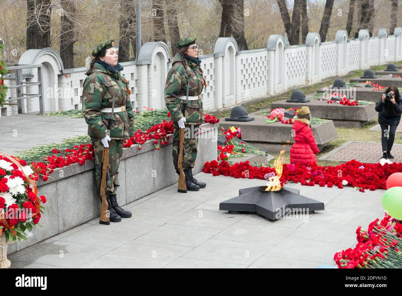 Guardia d'onore femminile alla fiamma eterna nei pressi dell'edificio Victory Memorial durante la celebrazione della Giornata della Vittoria della seconda Guerra Mondiale. Krasnoyarsk. Krasnoyarsk Reg Foto Stock